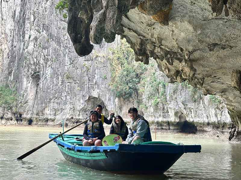 Private Halong Bay Cruise - 1 Day Private Tour (6-Hour cruise) - Visiting: Sung Sot Cave and TiTop Island